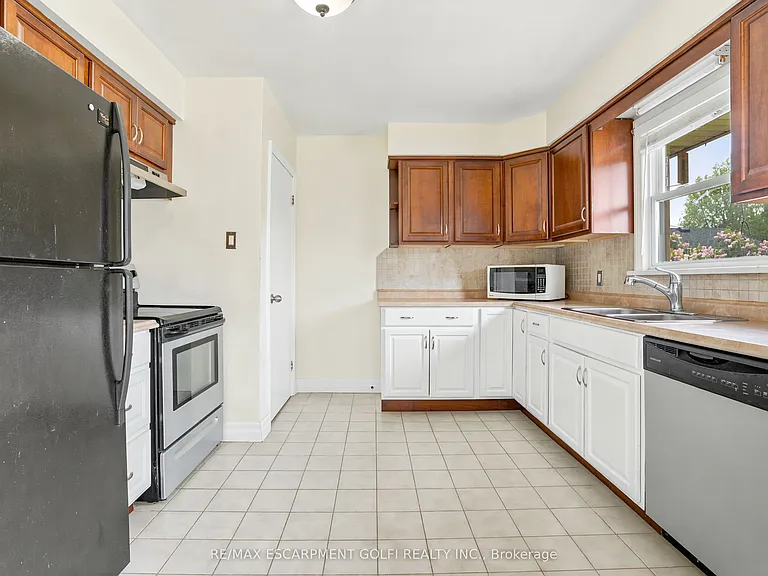 602 Geneva St — Photo 10