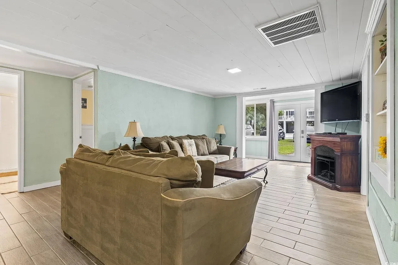 3 bed, 1200 sqft, $2,500 — Photo 4
