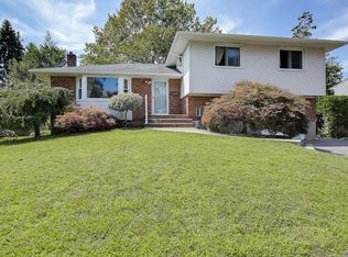 58 Grohmans Ln, Plainview, NY 11803