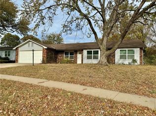 1008 Parkview Rd, Lawrence, KS 66049