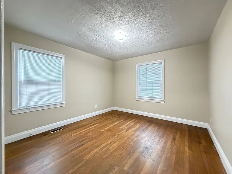825 Parkway Dr — Photo 8