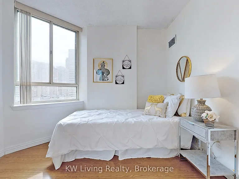 633 Bay St #814 — Photo 34
