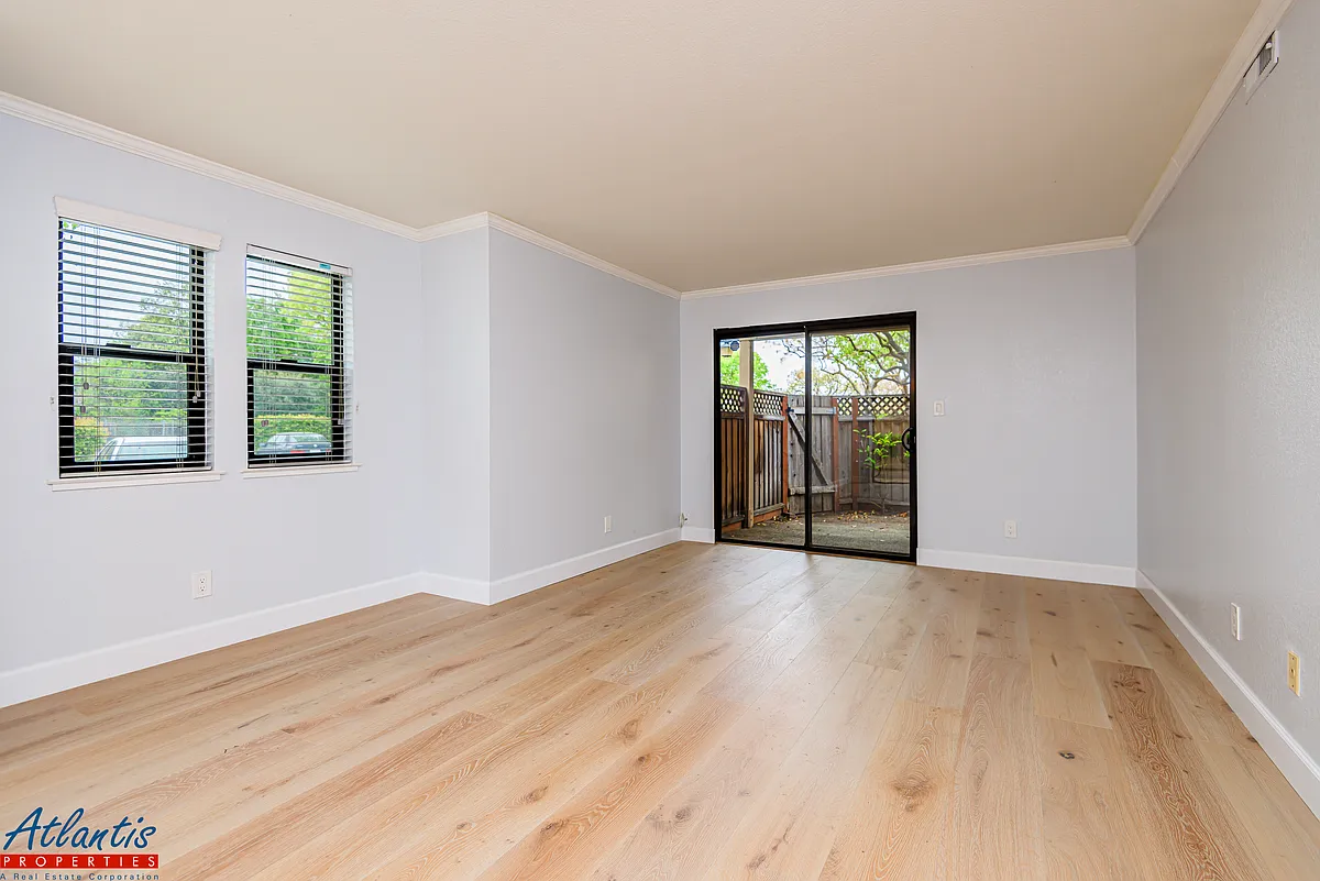 Building Photo - 558 Ironwood Ter #1