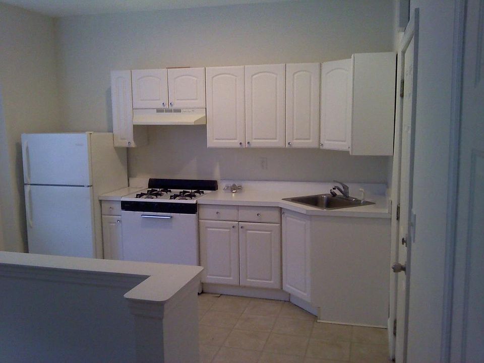1st image of 335 Bradley Ave #2R