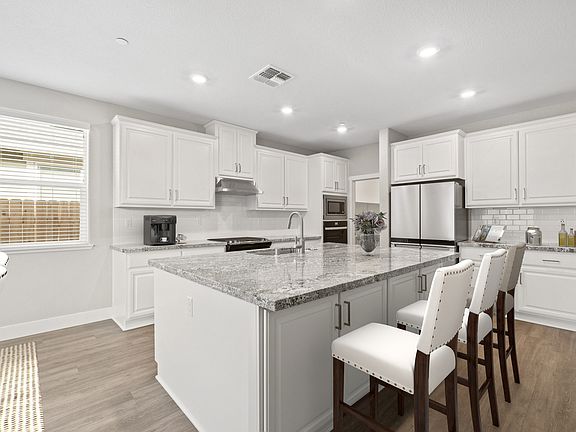 The kitchen has the all space you need for food prep.
