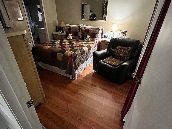 4th image of 13928 Henson Cir