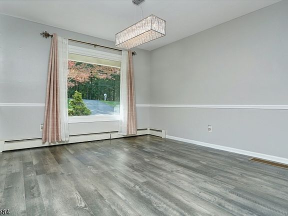 5th image of 34 Camelot Dr