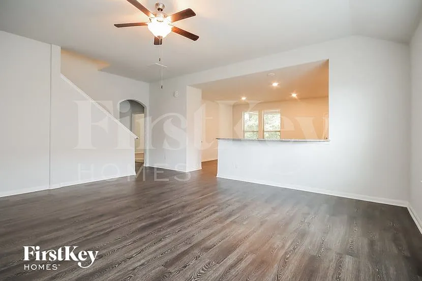 3 bed, 2.0 bath, 2007 sqft, $2,230 — Photo 3