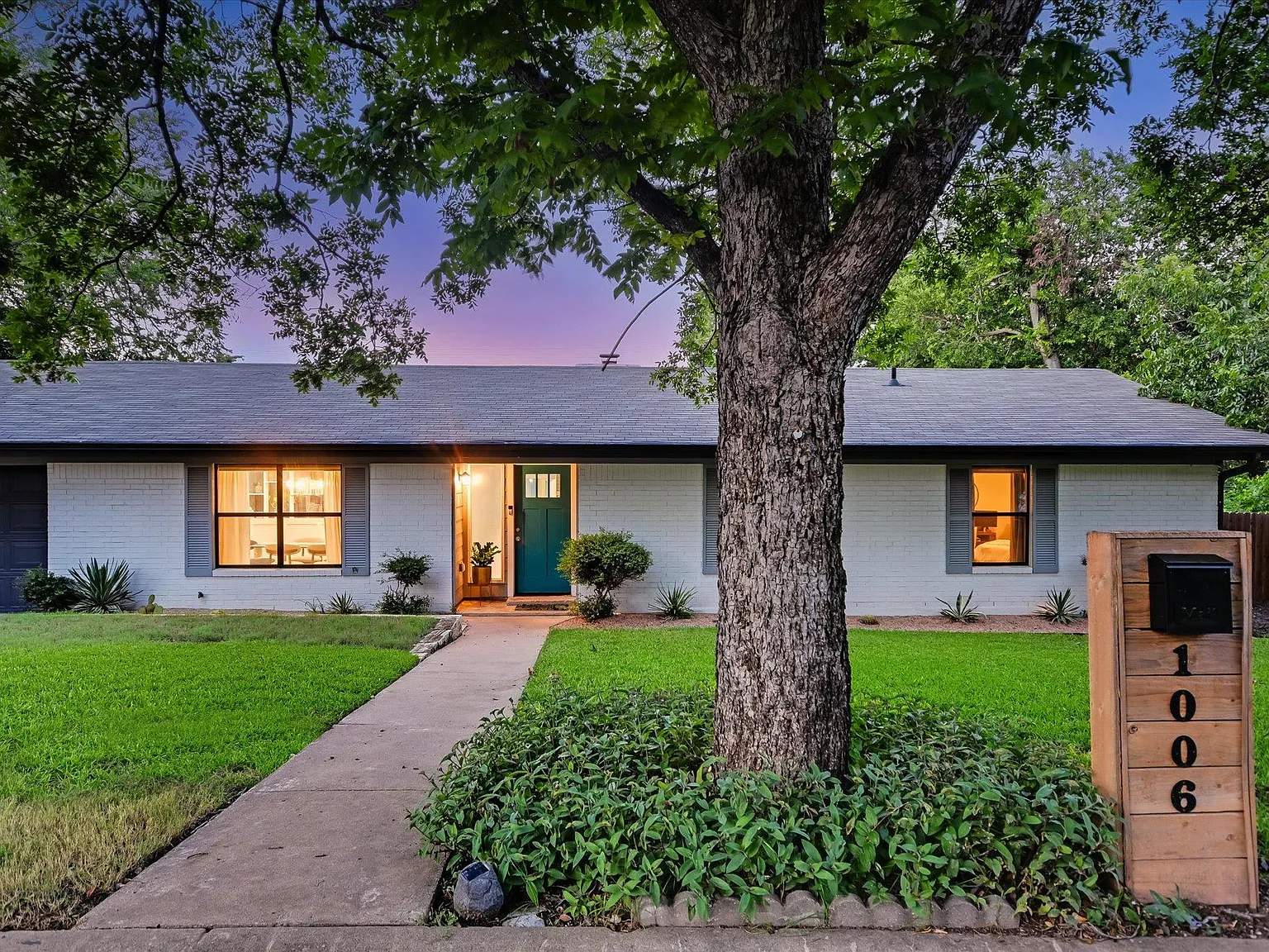 3 bed, 2.0 bath, 1828 sqft, $3,100 — Photo 1
