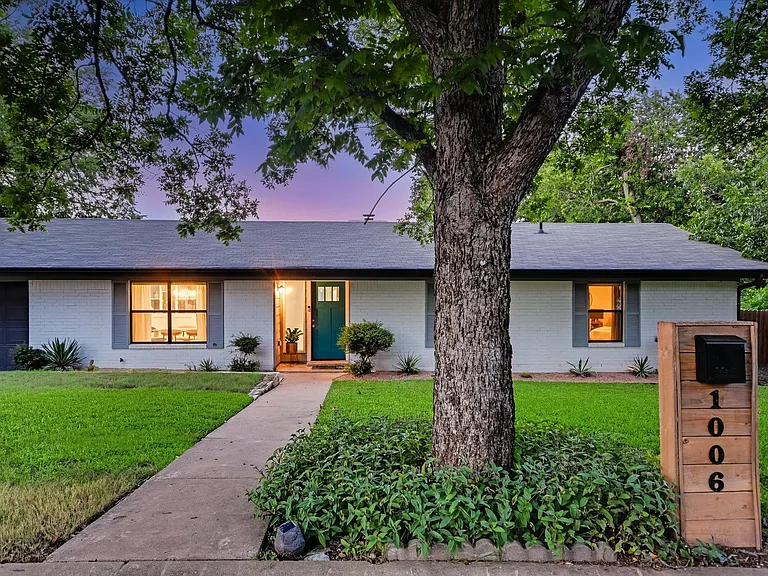 1006 Hollybluff St — Photo 1