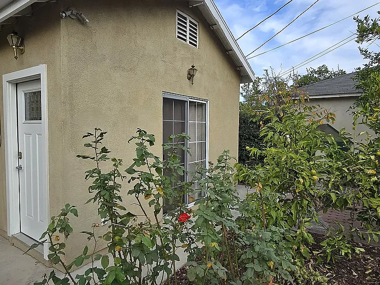 6212 Zelzah Ave — Photo 2