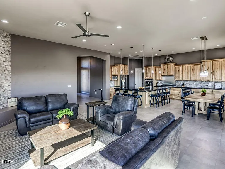 2520 Demaret Dr — Photo 10