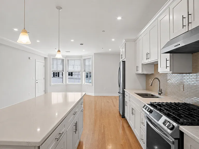 54 Waverly St #1 — Photo 3