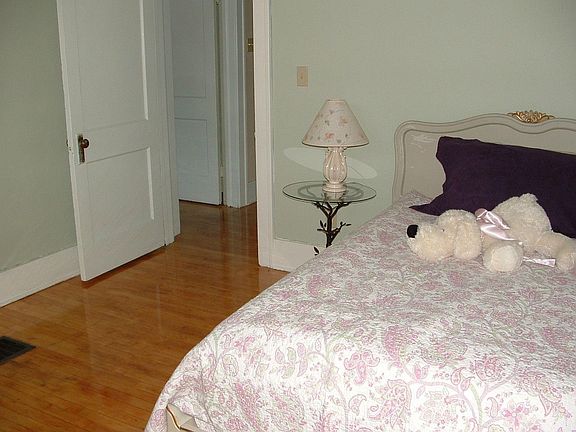 2nd Upstairs BedRoom - Full Size Bed Shown