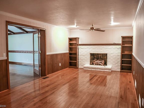 3rd image of 3887 Oakridge Dr