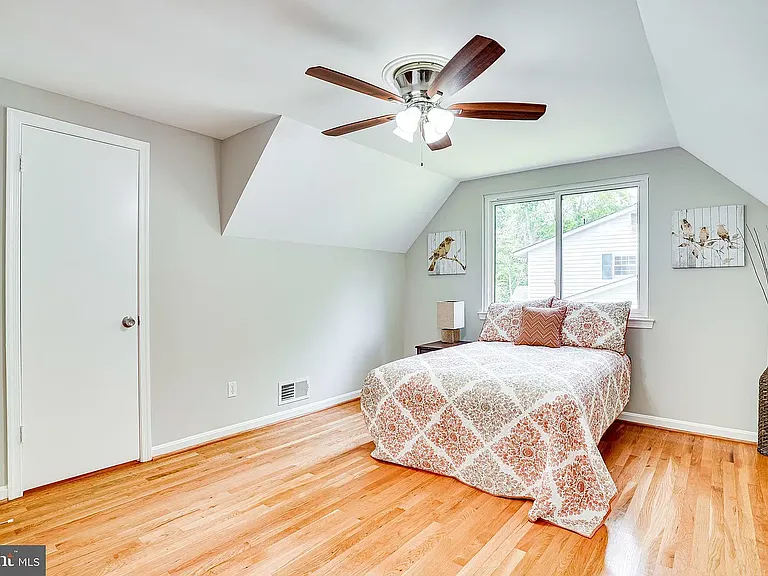 8475 Thames St — Photo 17