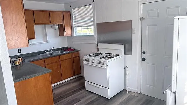 3 bed, 1.0 bath, 950 sqft, $1,050 — Photo 2