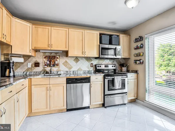 128 Roberts Ln APT 100, Alexandria, VA 22314