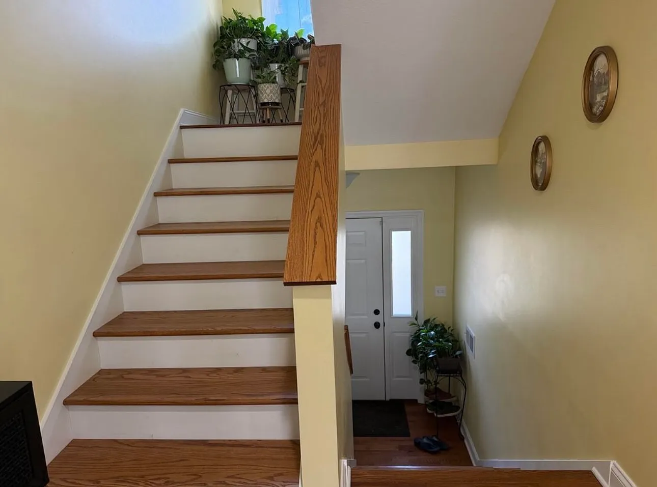 4 bed, 2400 sqft, $2,400 — Photo 2