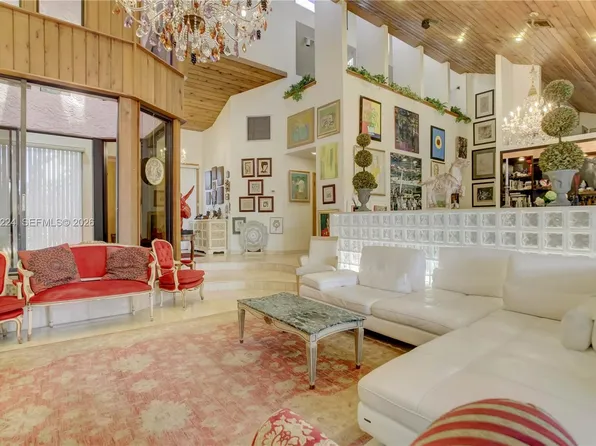 913 Diplomat Pkwy, Hallandale Beach, FL 33009