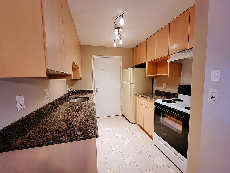 12 Village Green Ln — Photo 5