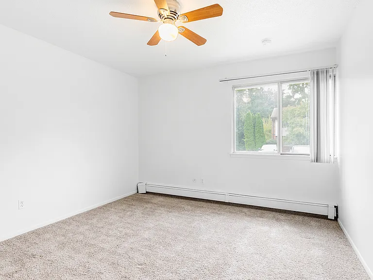 Hillcrest Club Apartments — Photo 91