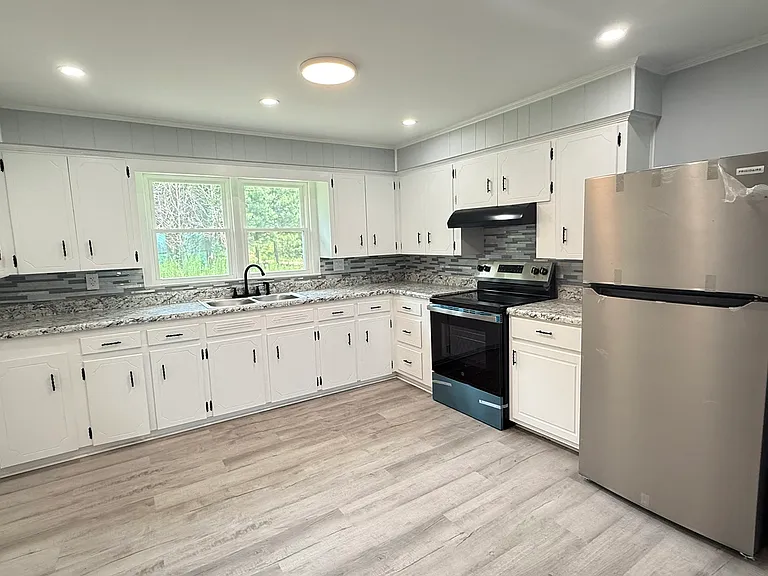 215 Newton Ln — Photo 22