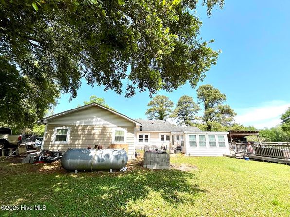 1281 Old Chinquapin Road, Beulaville, NC 28518