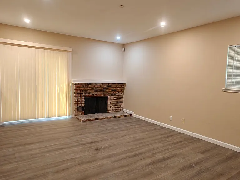 714 Liverpool Way — Photo 5