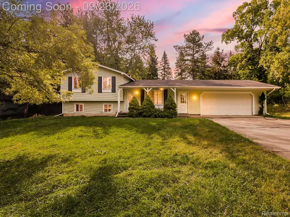 6995 Leytonstone Blvd, West Bloomfield, MI 48322