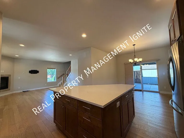 2713 NE Black Oak Pl — Photo 5