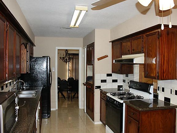 Nice Kitchen with large tile and gas range, Granite Counter Top