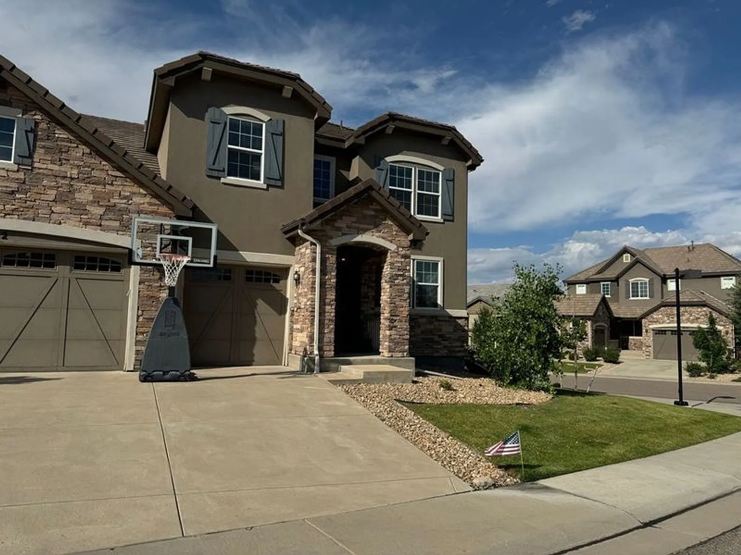 5 bed, 4818 sqft, $4,400 — Photo 2