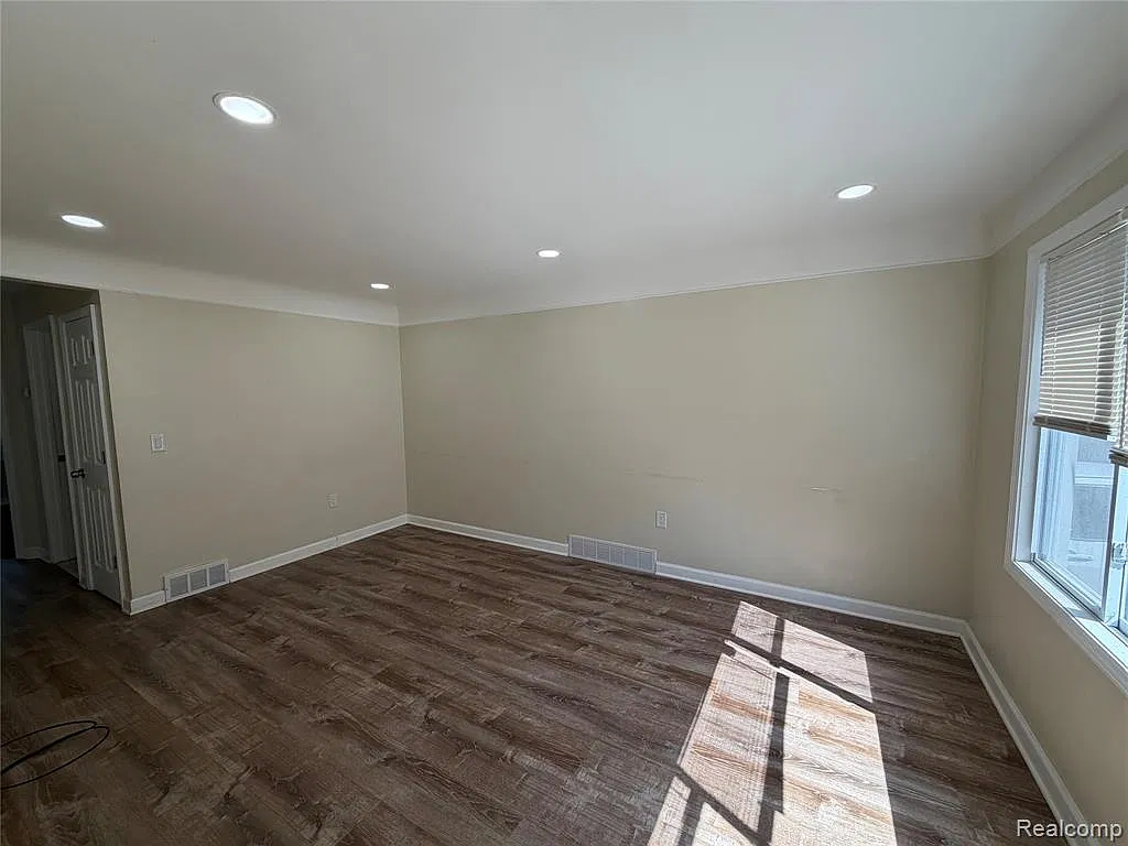 3 bed, 1065 sqft, $1,450 — Photo 3