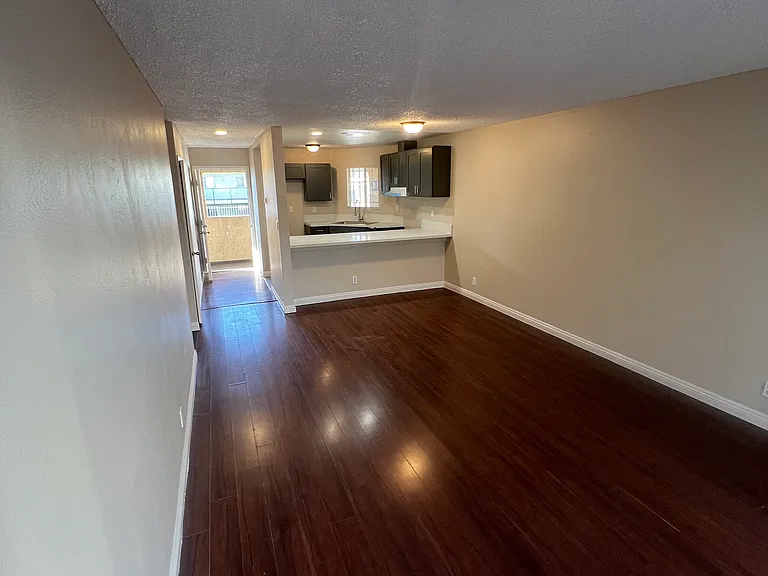 1554 Pine Ave — Photo 8