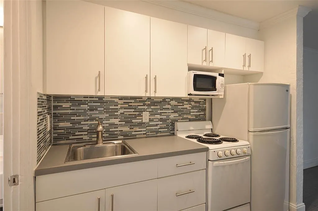 1 bed, 1.0 bath, 3728 sqft, $1,600 — Photo 4