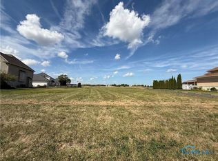 748 Pine Valley Dr, Bowling Green, OH