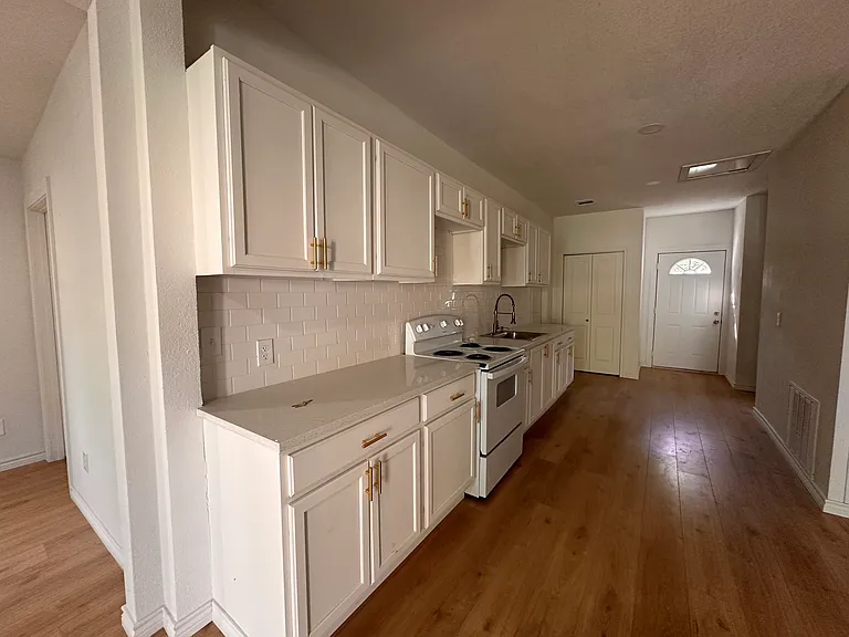 2438 Harding St — Photo 6