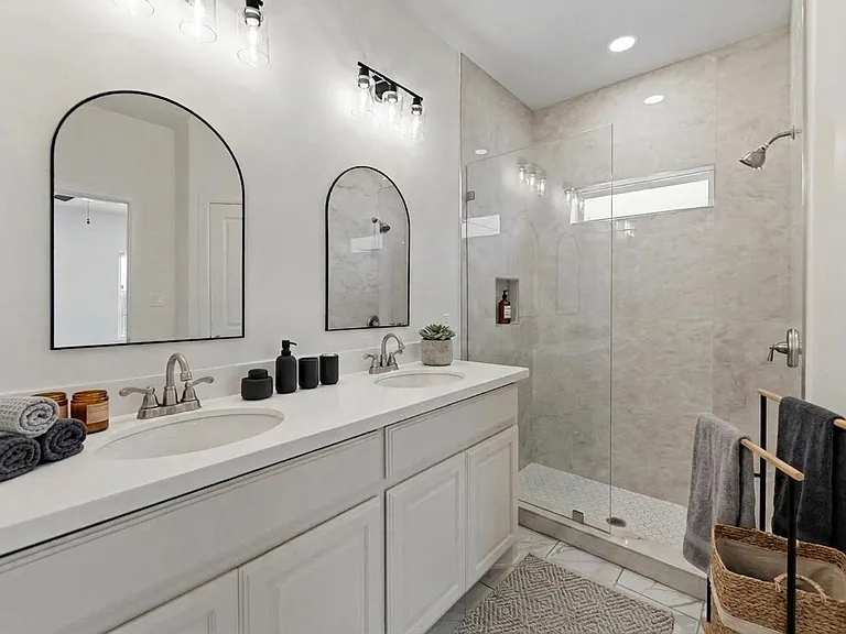 909 W Yellow Bells St — Photo 6