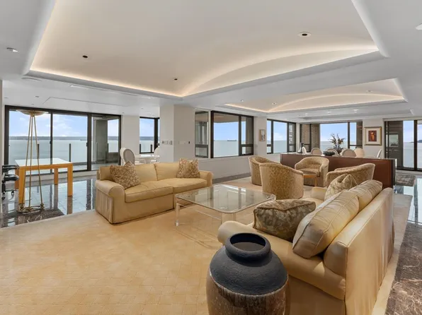 2250 Bellevue Ave #5, West Vancouver, BC V7V 1C6