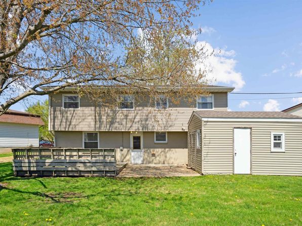 105 Country Ct, De Witt, IA 52742