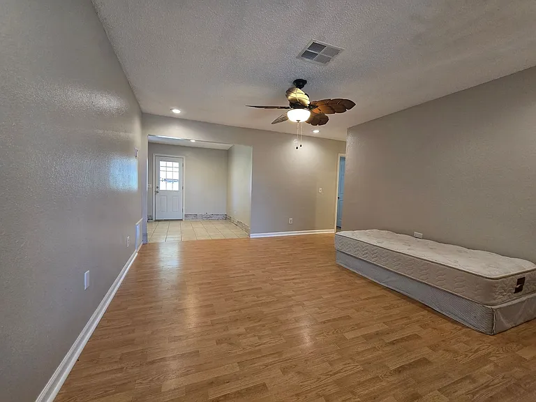 112 Thomas Blvd — Photo 6