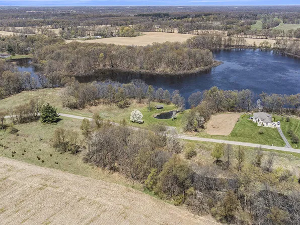 16 Campbell Lake Dr, Parma, MI 49269