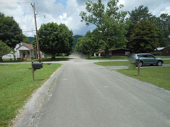 3rd image of 911 Dennis Ave