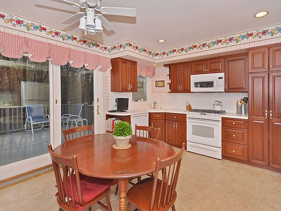 3rd image of 573 Franklin Ave
