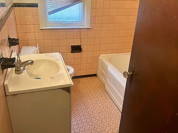4th image of 19386 Waltham St