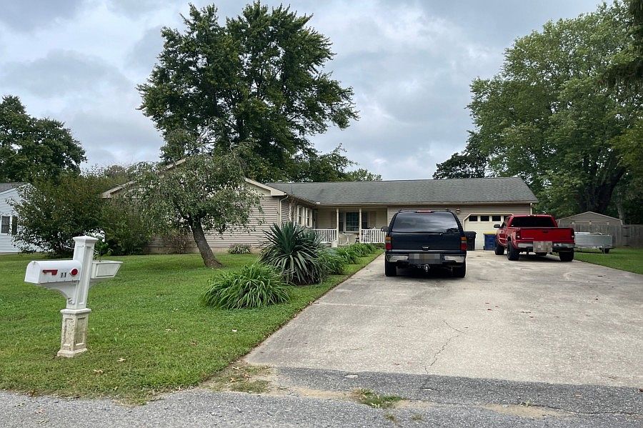 1st image of 11 Pineview Dr