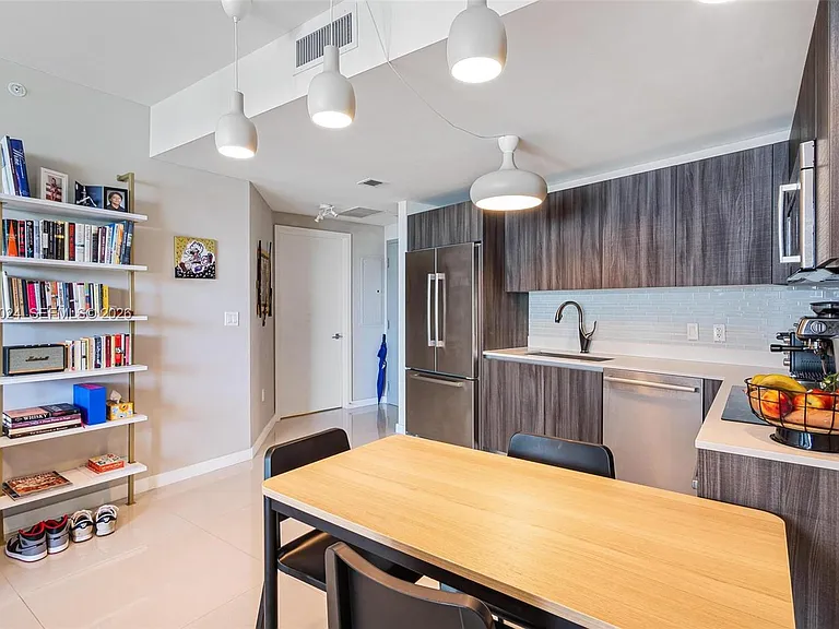 488 NE 18th St #401 — Photo 5