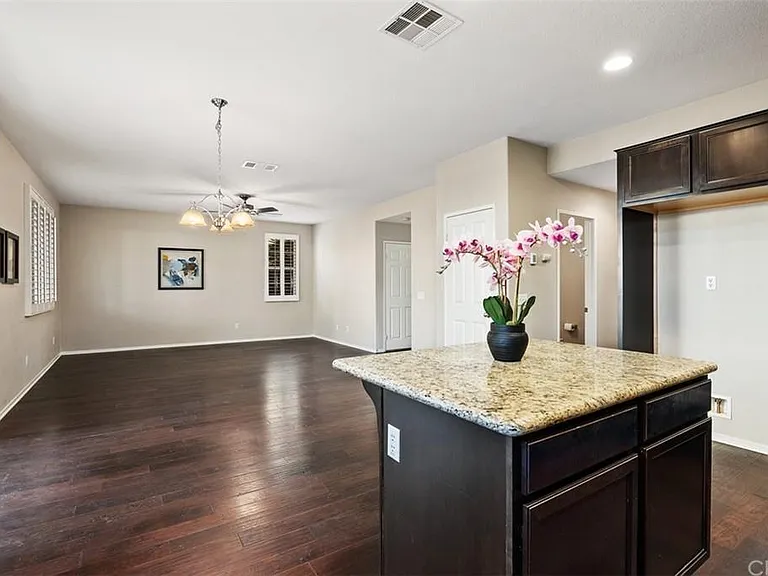 46945 Peach Tree St — Photo 10