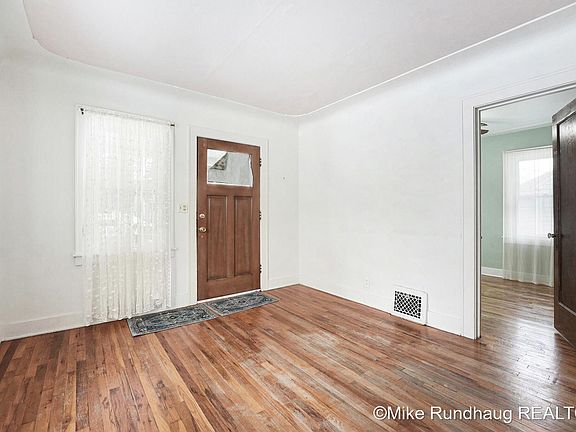 5th image of 1452 Houseman Ave NE